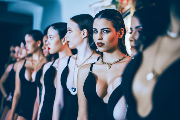 Comment s'habiller pour une première rencontre tout en restant fidèle à son style personnel?