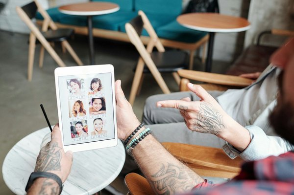 Quelle application de rencontre entre femmes inspire confiance ?